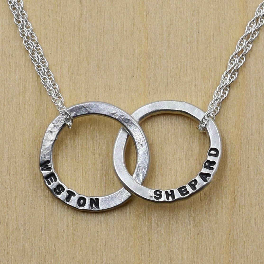 Interlocking Circle Name Necklace